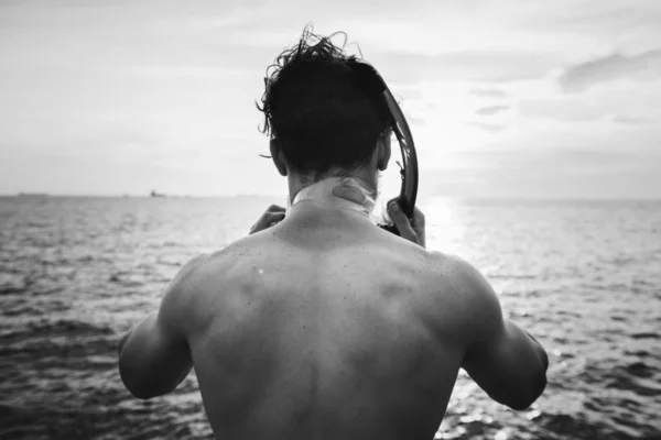 Homem Caucasiano Preparando Para Snorkeling — Fotografia de Stock