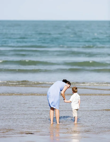 Pandangan Belakang Ibu Dan Anak Berdiri Pantai — Stok Foto