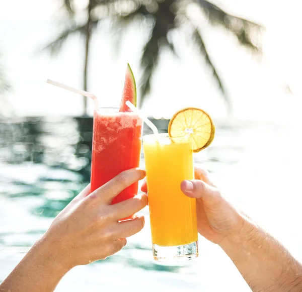 Pareja Brindis Con Cócteles Junto Piscina — Foto de Stock