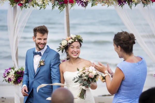 Молодая Счастливая Пара Проводит Свадебную Церемонию Пляже — стоковое фото