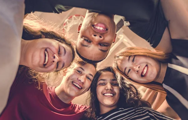 Grupo Amigos Adolescentes Trabalho Equipe Quadra Basquete Conceito União — Fotografia de Stock