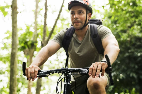 Ciclista Feliz Andando Pela Floresta — Fotografia de Stock