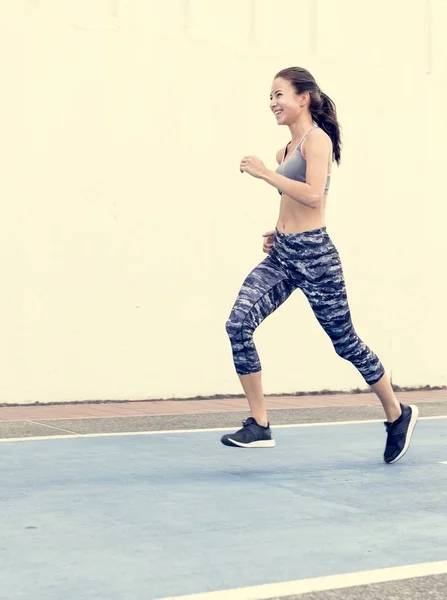 Mujer Blanca Corriendo Pista —  Fotos de Stock