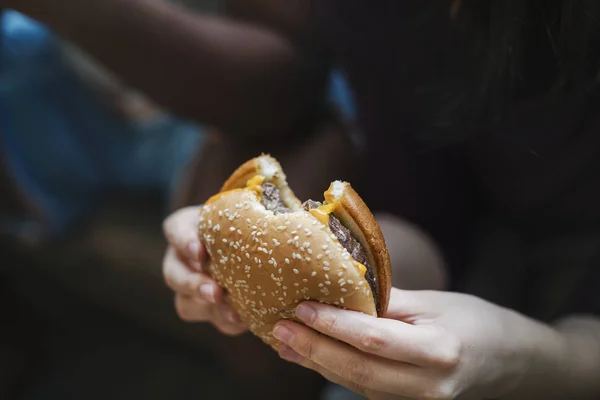 Tiro Recortado Mujer Comiendo Hamburguesa Grande Jugosa Queso — Foto de Stock