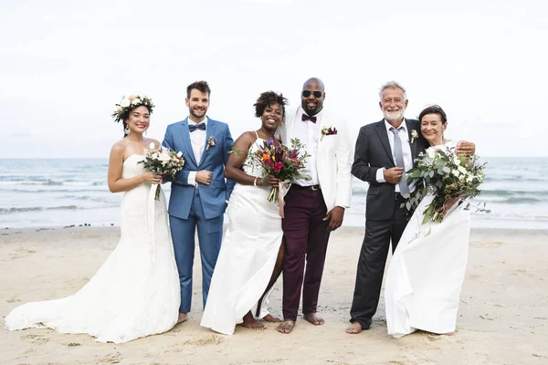 三新婚夫妇不同种族和年龄站立在海滩 — 图库照片