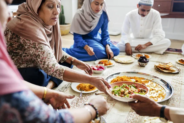 Familia Musulmana Cenando Suelo — Foto de Stock