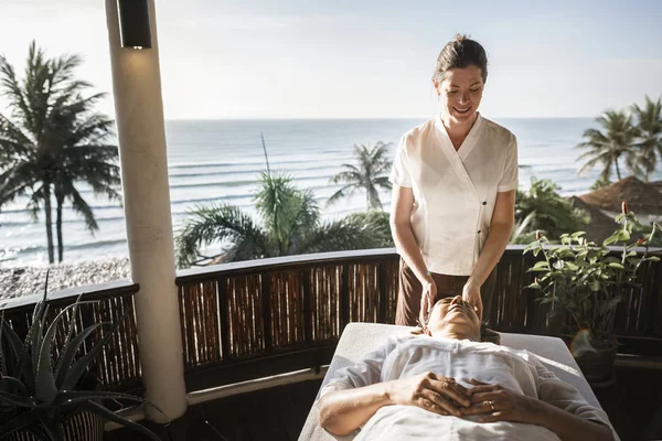 Massagetherapeutin Massiert Wellnessbereich — Stockfoto