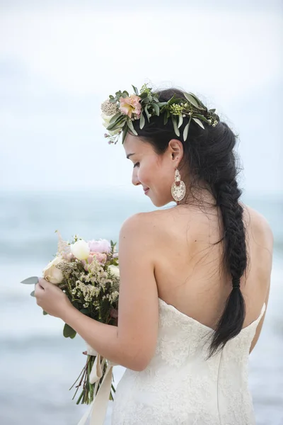 Rückansicht Einer Glücklichen Jungen Braut Blumenkranz Mit Blick Auf Den — Stockfoto