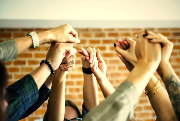 Exitoso Equipo Negocios Levantando Las Manos Para Celebrar Éxito — Foto de Stock