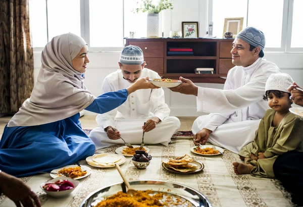 穆斯林家庭在地板上吃晚餐 — 图库照片