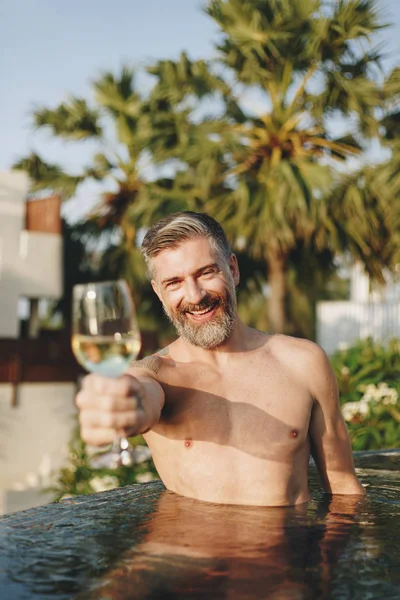 Schöner Mann Mit Einem Glas Wein Pool — Stockfoto