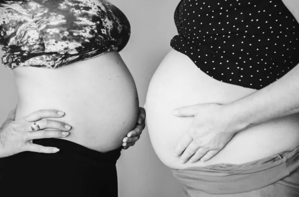 Mulheres Grávidas Mostrando Seus Solavancos — Fotografia de Stock