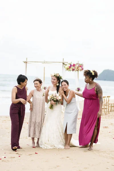 Schöne Braut Mit Ihrer Mutter Und Gästen Bei Der Strandhochzeit — Stockfoto