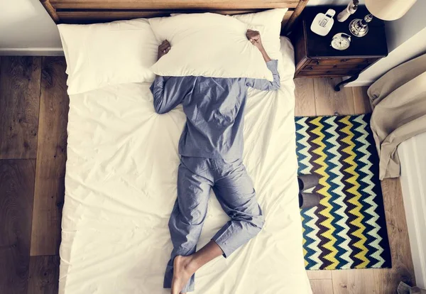 Άνθρωπος Στην Αϋπνία Και Ηχορύπανση Έννοια Κρεβατιών — Φωτογραφία Αρχείου