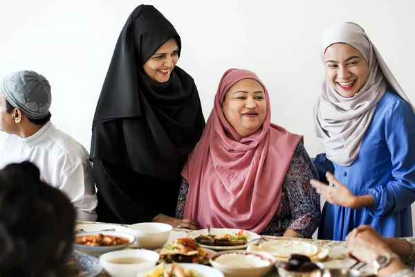 Família Muçulmana Tendo Uma Festa Ramadã — Fotografia de Stock