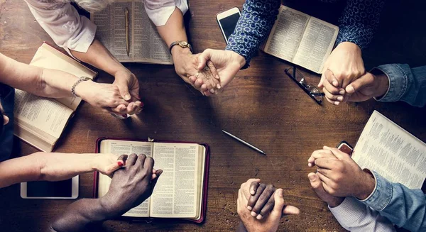 Gruppe Von Menschen Die Händchen Halten Und Beten Glauben — Stockfoto