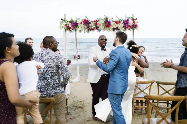 Γαμήλιο Ζεύγος Και Τους Επισκέπτες Που Διασκεδάζουν Μαζί Και Παραλία — Φωτογραφία Αρχείου