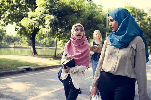 Diverse Kinderen Studeren Buiten — Stockfoto