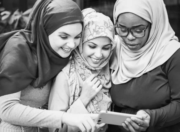 Iszlám Nők Meg Mosolyogva Nézte Szúró Telefon — Stock Fotó