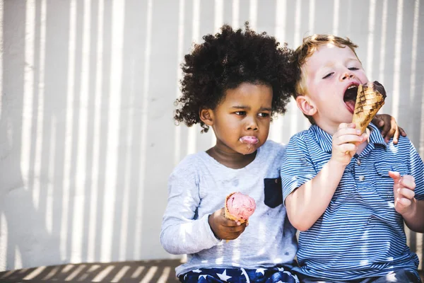 Schattig Rommelig Weinig Kinderen Eten Ijs — Stockfoto