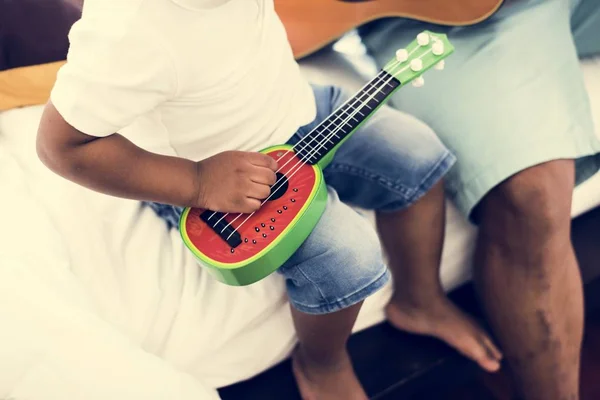 Negro Padre Disfrutar Jugando Guitarra Con Hijo Juntos Felicidad — Foto de Stock