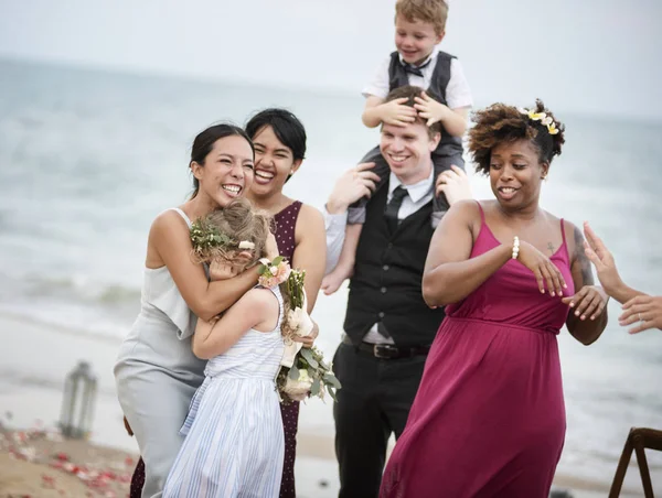 Invitados Boda Aplaudiendo Para Novia Novio Playa —  Fotos de Stock