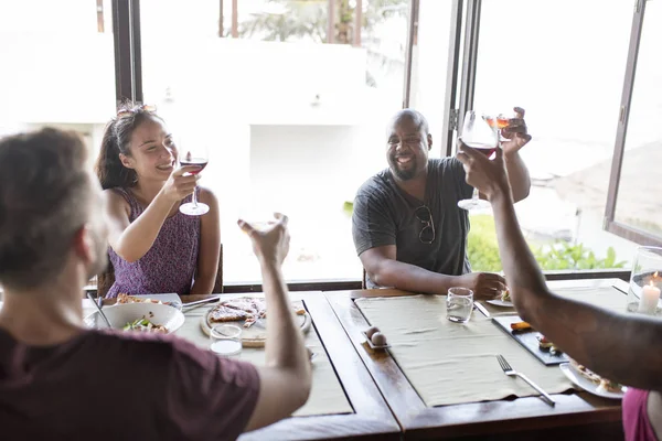 Amigos Bebendo Vinho Restaurante — Fotografia de Stock