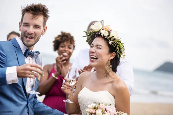 Glückliches Brautpaar Trinkt Champagner Bei Strandhochzeit — Stockfoto