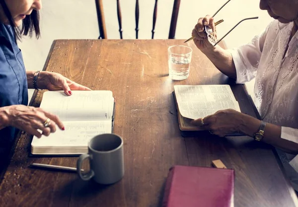 Dva Lidé Křesťanství Čtení Bible Stůl — Stock fotografie