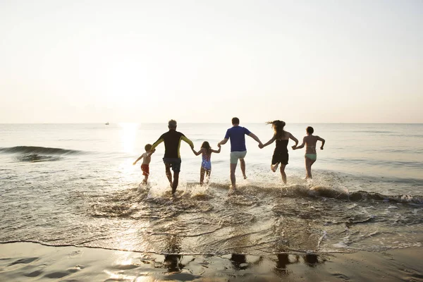 Rückansicht Einer Großen Familie Die Vor Sonnenuntergang Ins Meer Läuft — Stockfoto