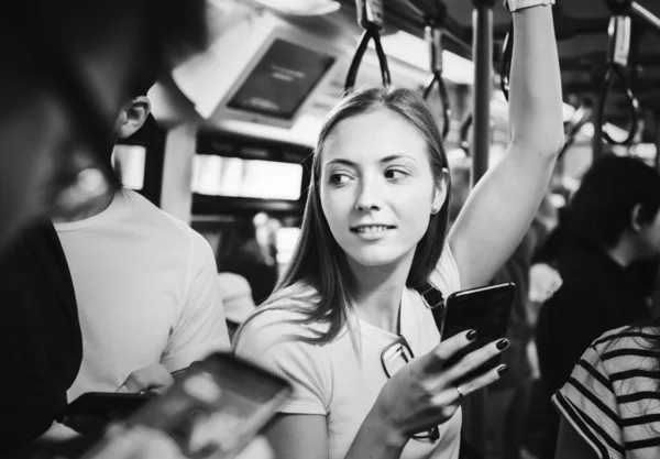 Mujer Joven Usando Smartphone Metro — Foto de Stock