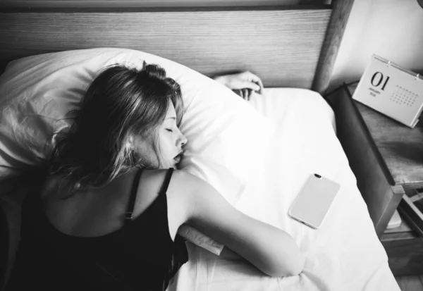 彼女のベッドで寝ている女性 — ストック写真