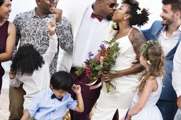 Glücklich Afrikanisch Amerikanisches Brautpaar Bei Hochzeitszeremonie Mit Gästen — Stockfoto