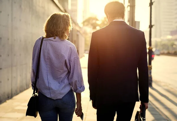 Couple Walking Sidewalk — Stock Photo, Image