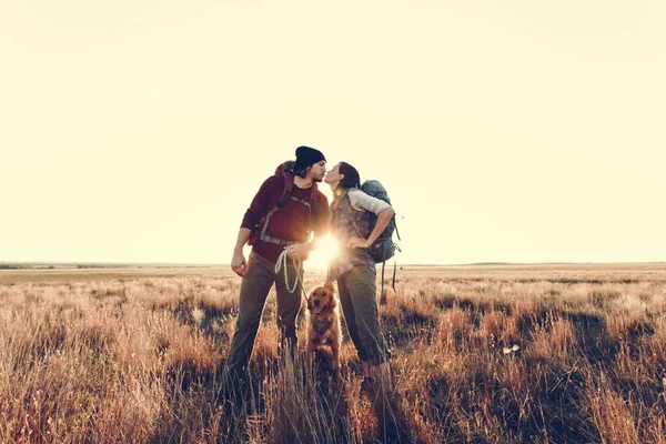 Caminhadas Casal Juntos Deserto — Fotografia de Stock