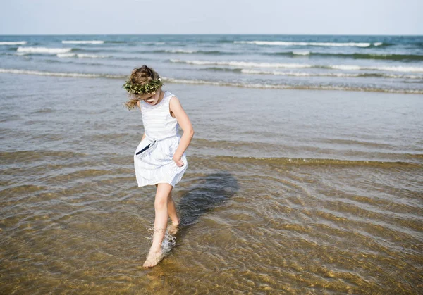 Klein Meisje Jurk Wandelen Zeewater Zonnige Dag — Stockfoto