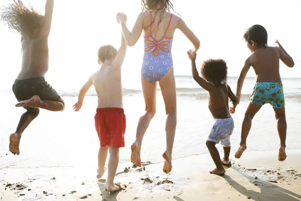 Vista Trasera Del Grupo Niños Disfrutando Tiempo Playa — Foto de Stock