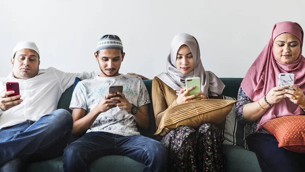 Amigos Muçulmanos Usando Mídias Sociais Telefones — Fotografia de Stock