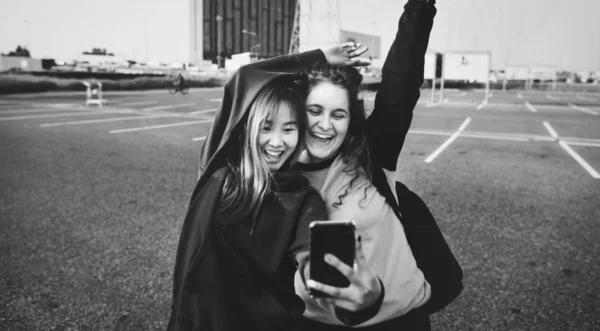 Dívka Přátelé Usmívat Užívat Selfie — Stock fotografie