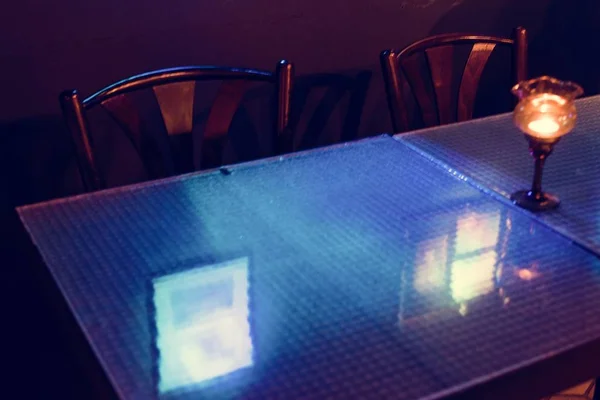 Відбиття Синього Світла Обідньому Склі Ресторані — стокове фото