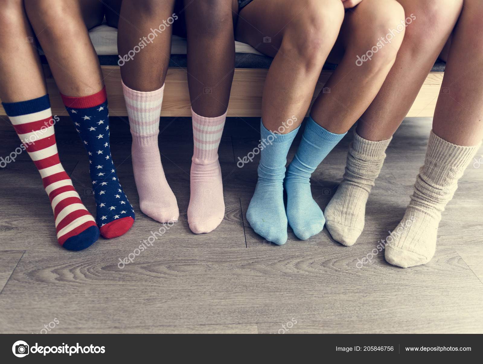 Mujeres con calcetas fotos de stock, imágenes de Mujeres calcetas sin royalties | Depositphotos