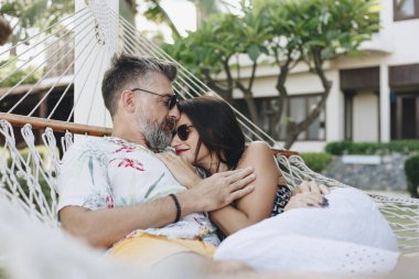 Birlikte bir hamakta dinlenme çift