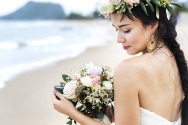 güzel genç gelin ile sahil şeridi üzerinde gelin buketi çiçek çelenk içinde