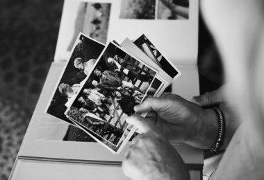 Aile fotoğrafı albümüne bakan son sınıf çifti