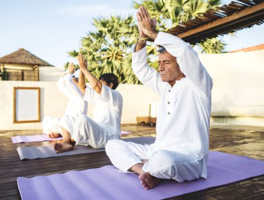 Sabah pratik yoga yaşlılar grubu