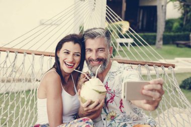 Tatil sırasında bir selfie çekici çift