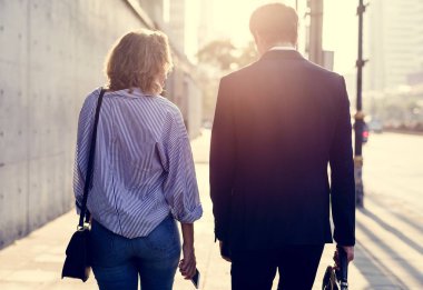 Kaldırımda yürüyen Çift