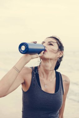 Antrenmandan sonra su içen kadın