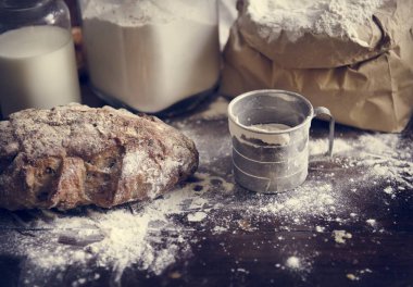 Un ve ekmek dağınık mutfak tepesinde