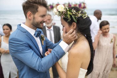 seven genç Kafkas çift plaj düğün töreni yapmaya